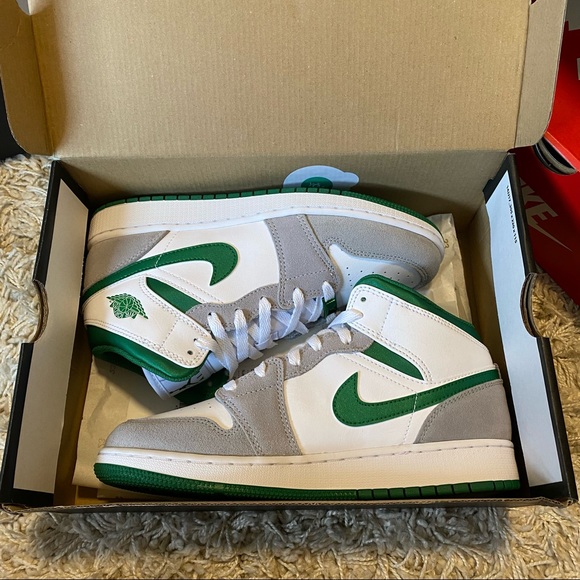Jordan 1 Mid White Pine Green Smoke Grey - Picture 3 of 3